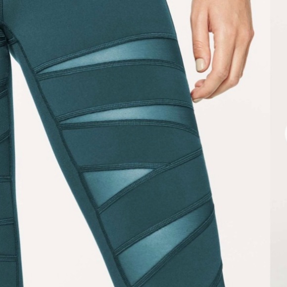 Lululemon Wunder Under high rise tech mesh submarine. Size 2 - Picture 4 of 11